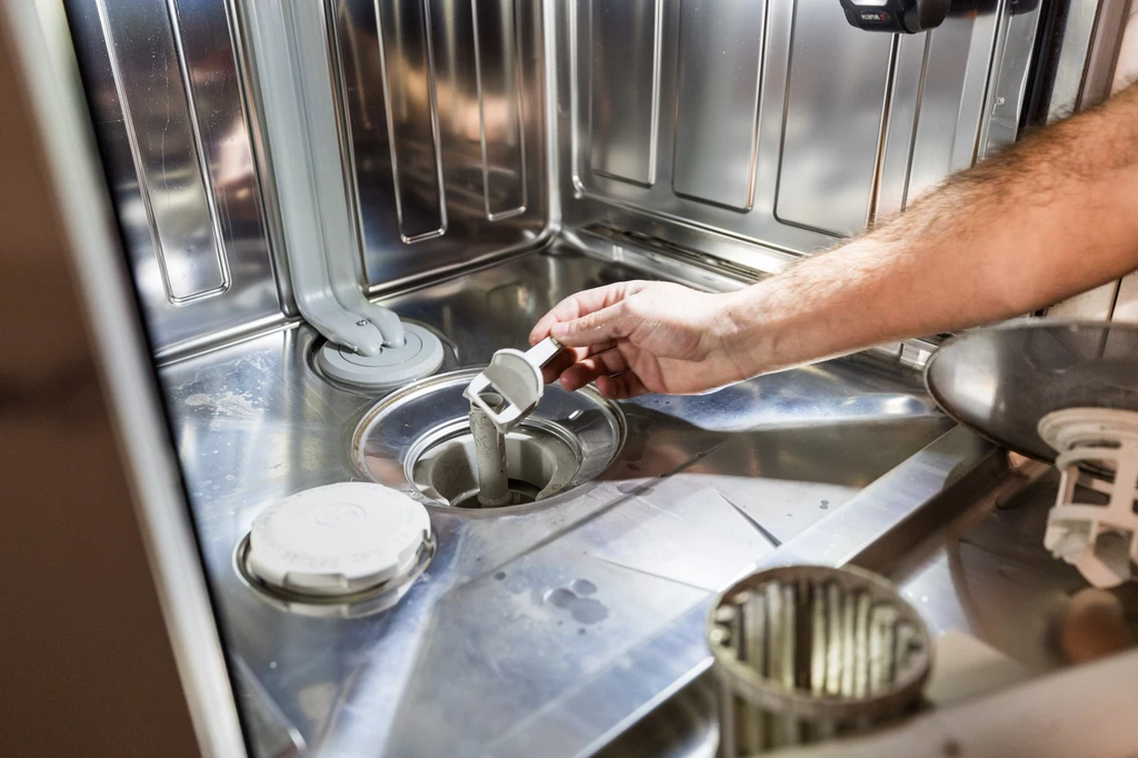 Riparazione lavastoviglie Miele a Verona: il tecnico Albi di KMA al lavoro