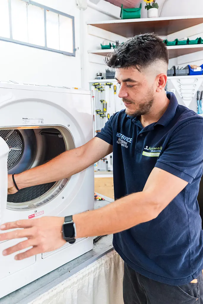Tecnico ripara asciugatrice Miele