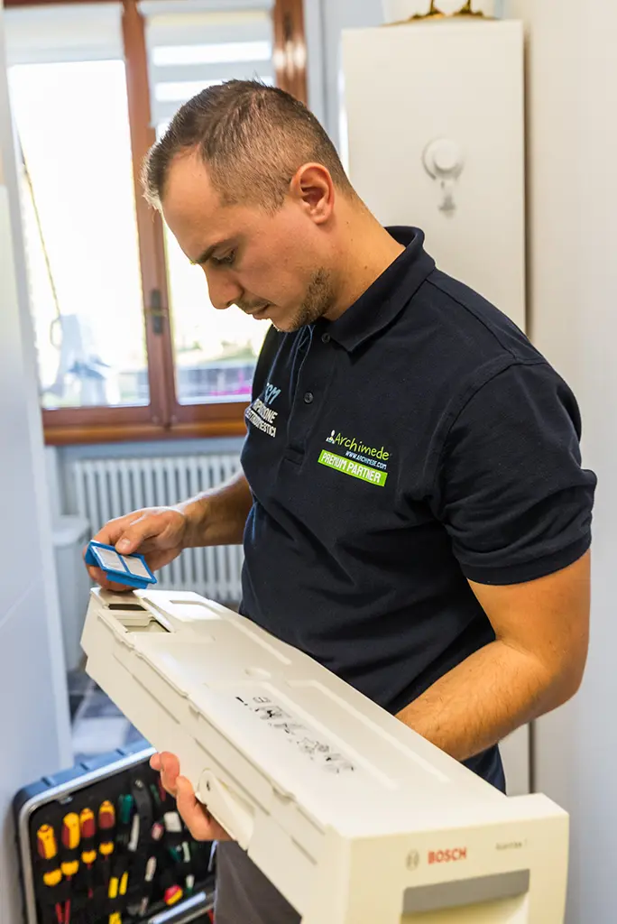 Tecnico ripara asciugatrice Bosch