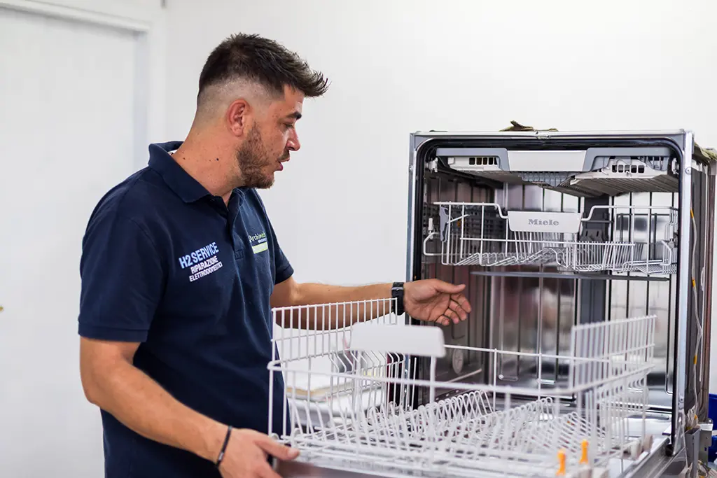 Codici Errore Lavastoviglie Miele: Guida Definitiva a Cause, Soluzioni e Assistenza a Napoli [2025]